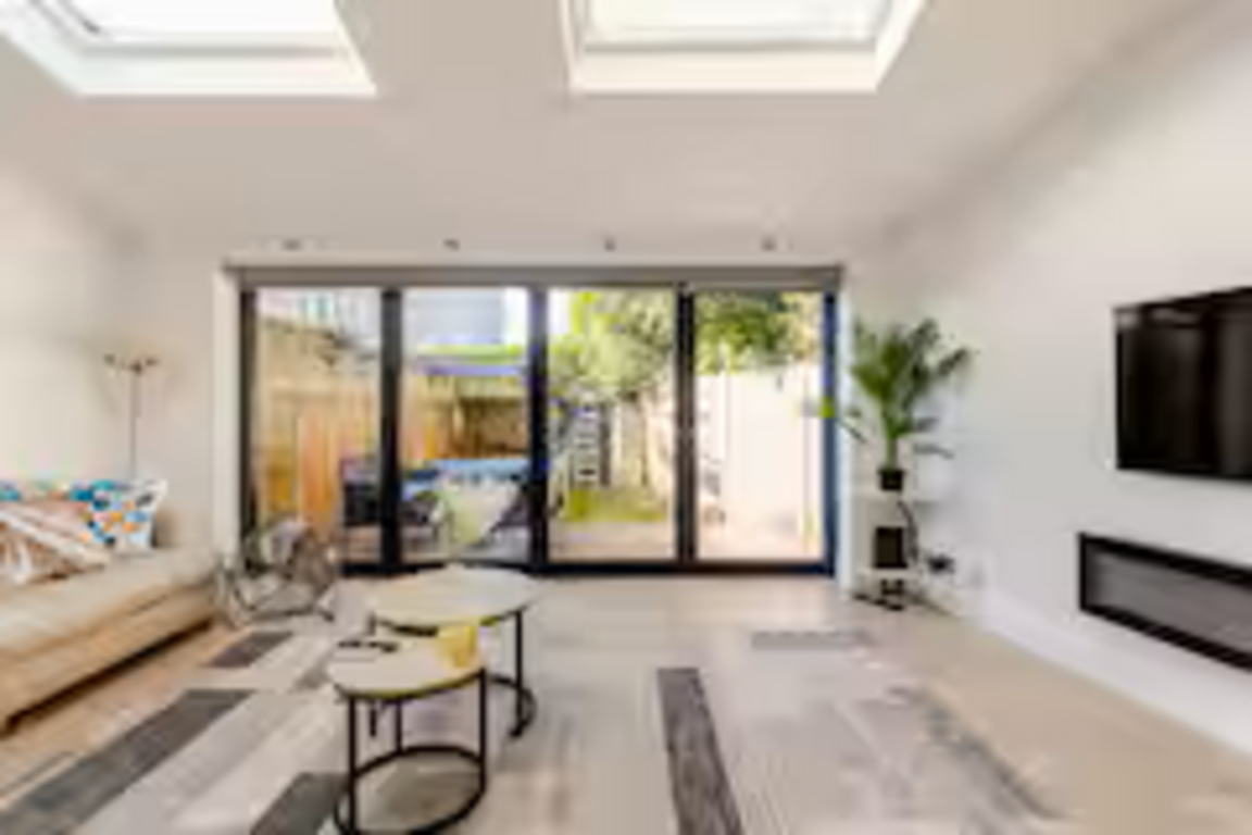 2BR London Flat w/ Garden & Hot Tub|Shepherds Bush