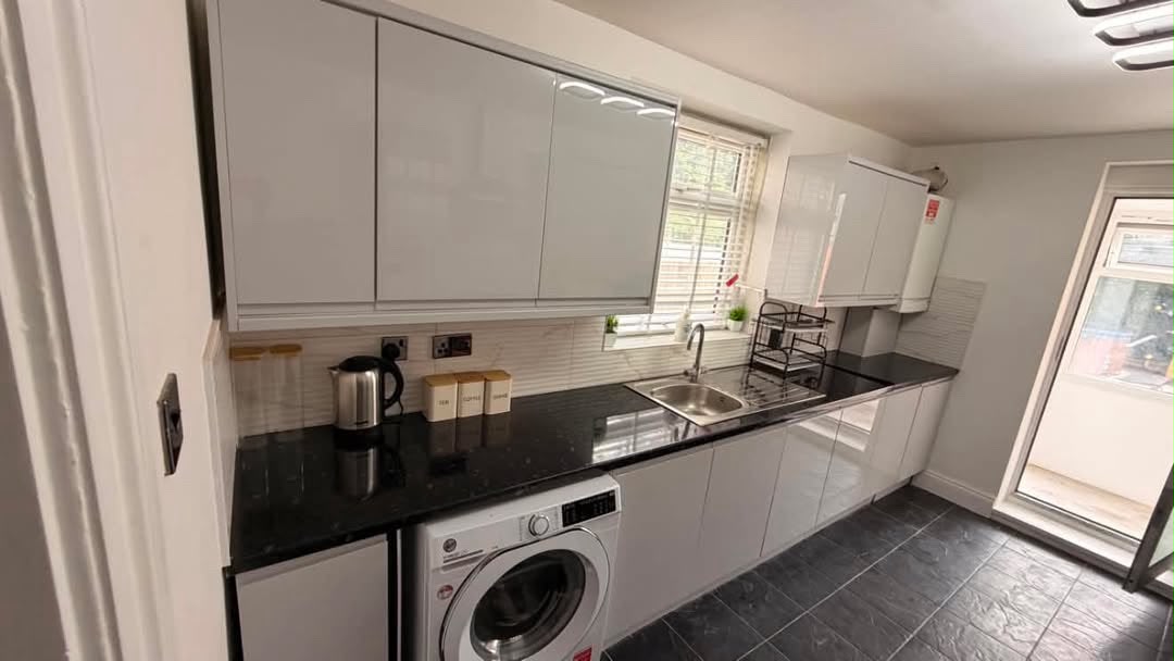 3 Br London Flat at wigston with Hot Tub