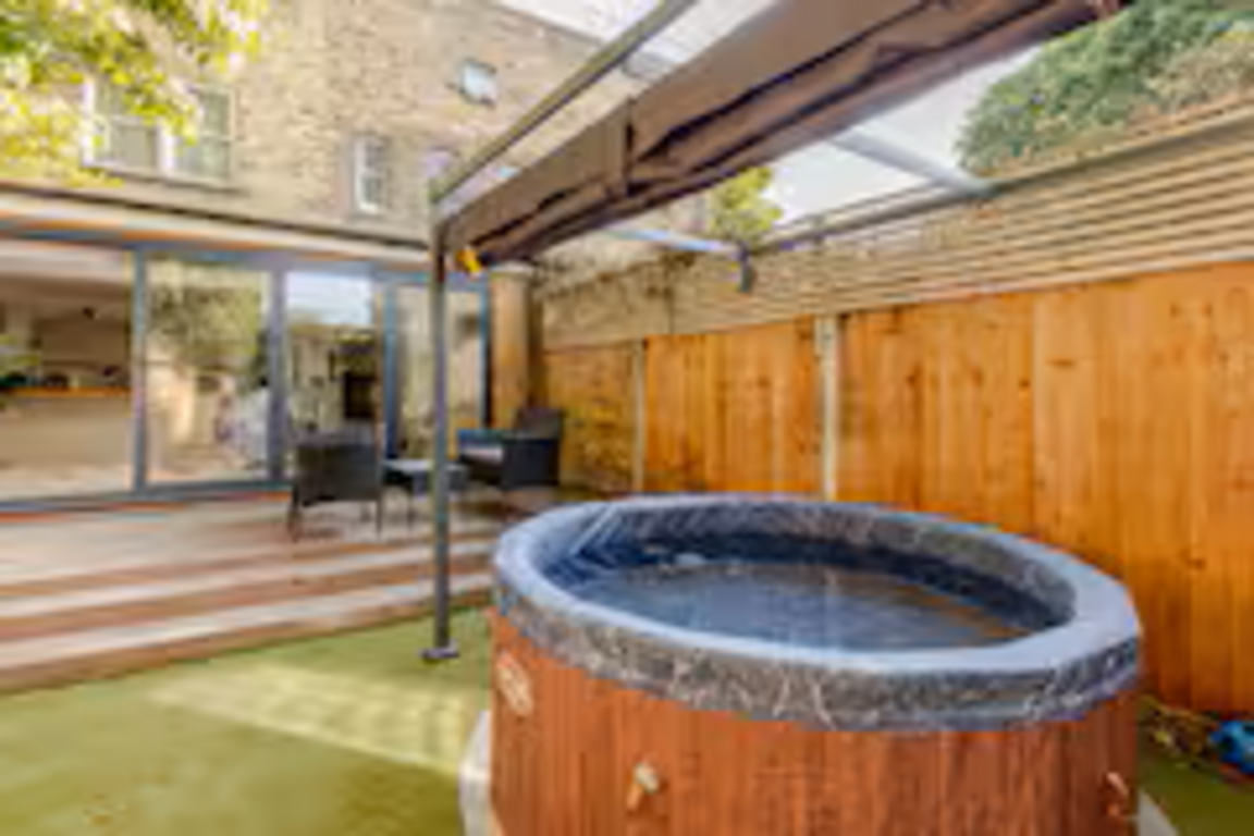 2BR London Flat w/ Garden & Hot Tub|Shepherds Bush