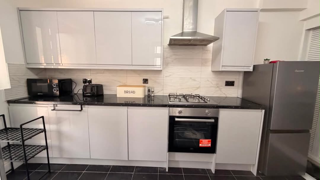 3 Br London Flat at wigston with Hot Tub
